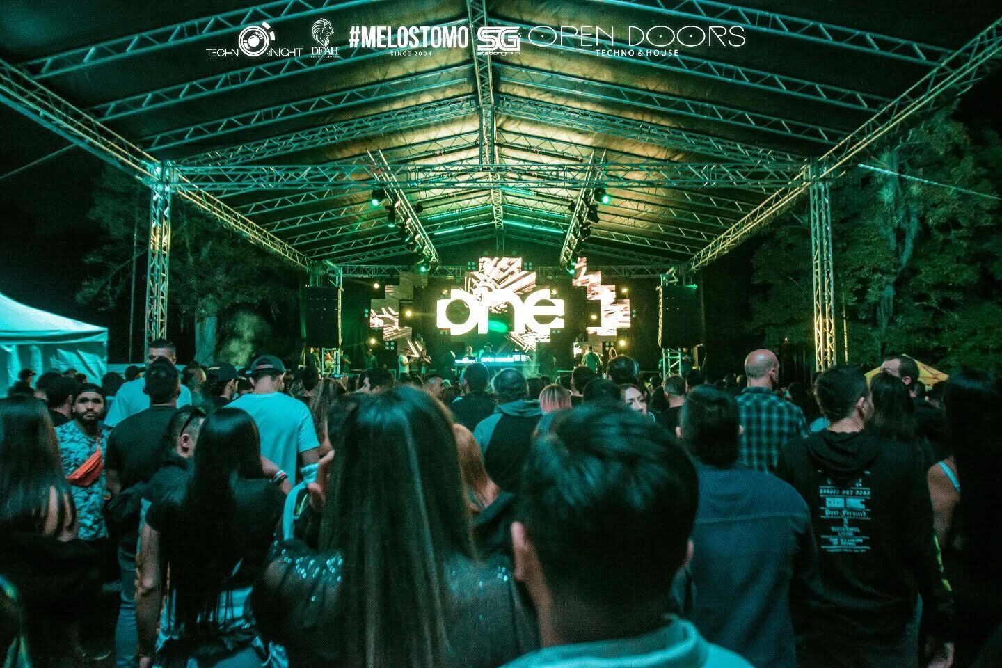 Escenario ONE Festival 2023, público entrando bajo la carpa