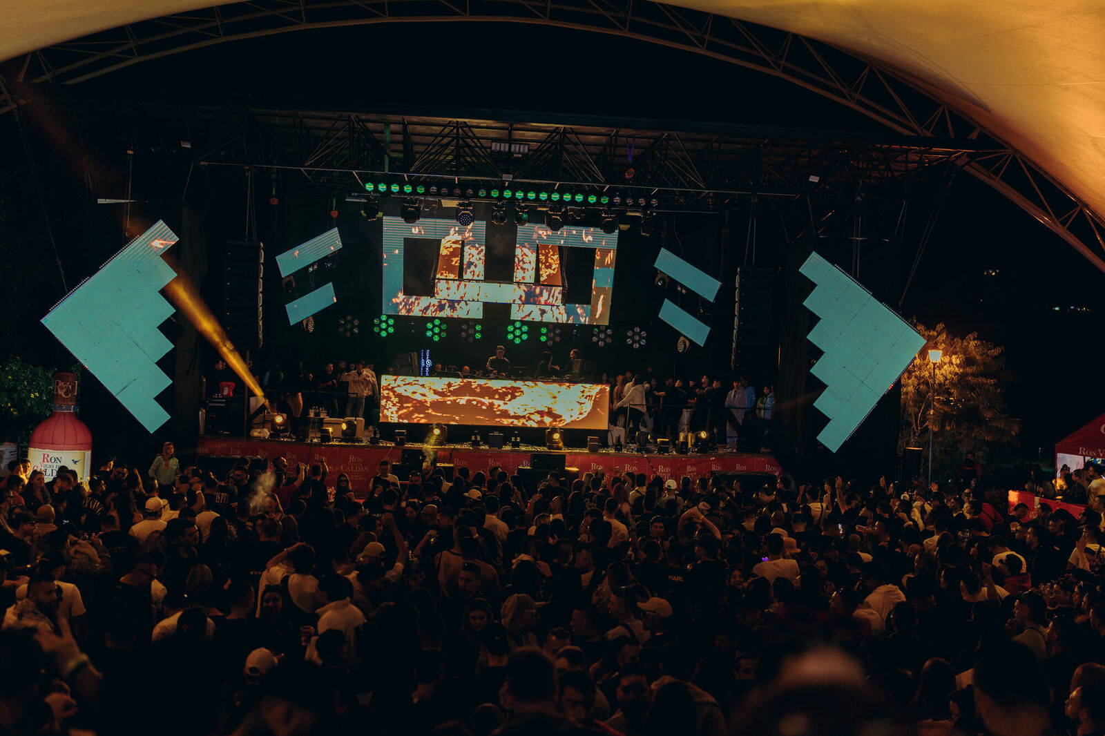 Escenario principal ONE Festival 2025 con estructuras LED