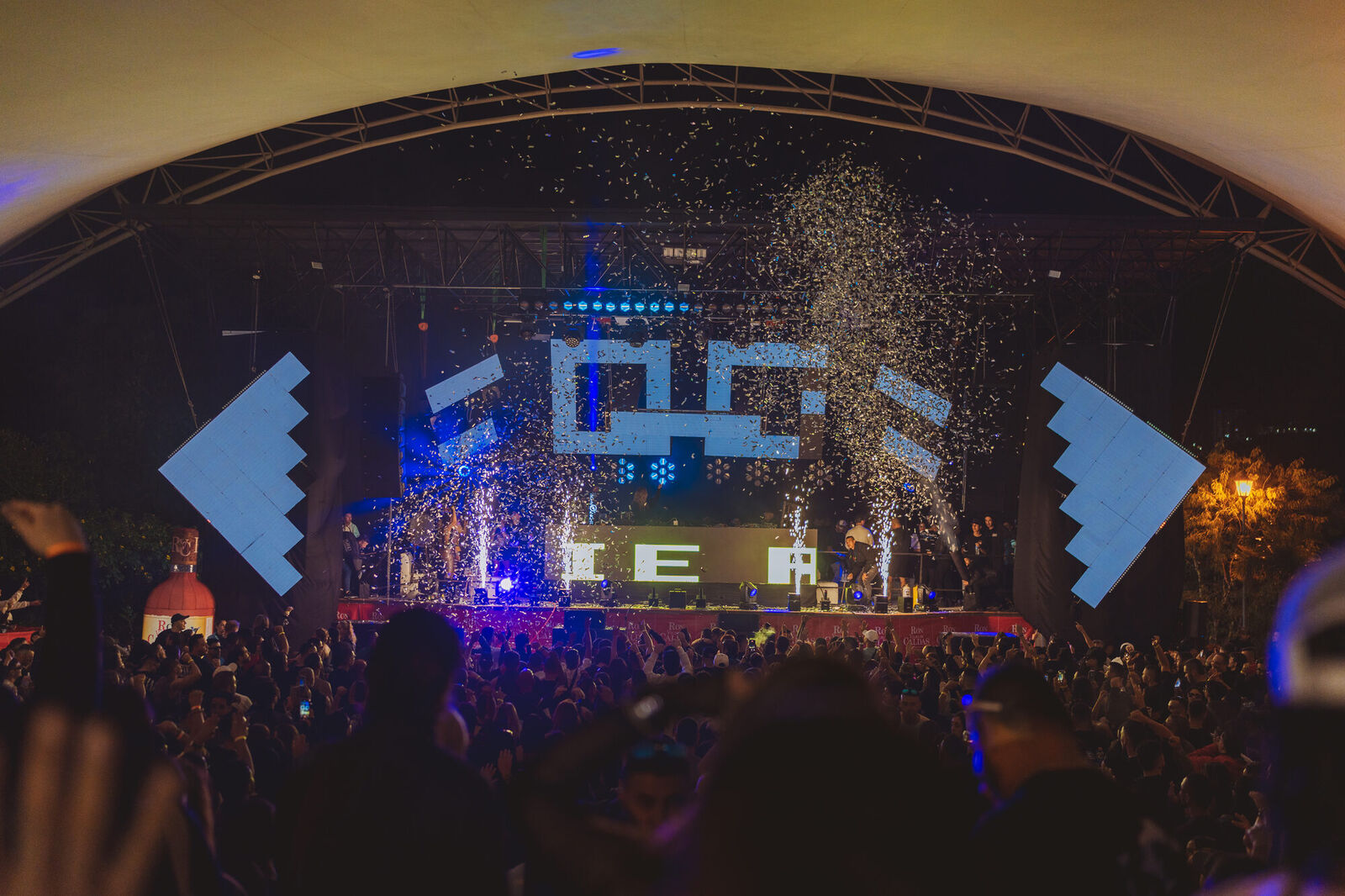 Confeti y luces sobre el escenario ONE Festival 2025