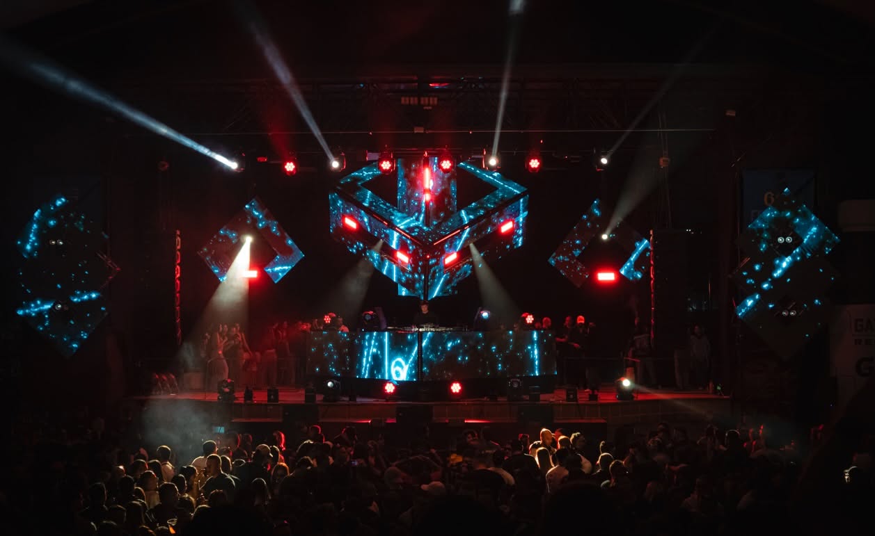 Estructura LED del escenario ONE Festival