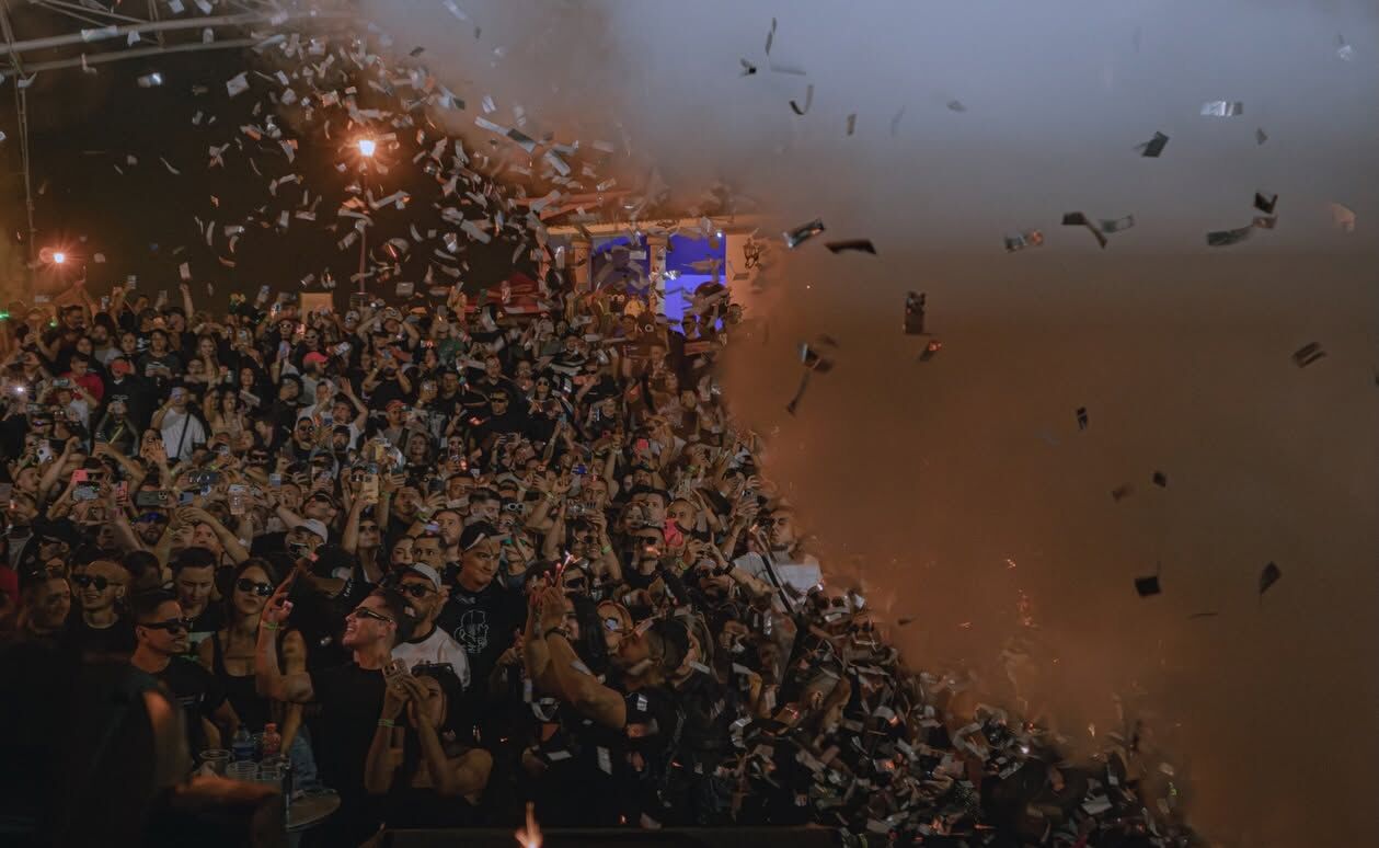 Público bailando bajo confeti en ONE Festival